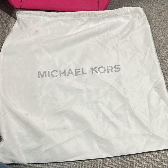 Michael Kors HOT pink Jet set tote! Great condition, barely used - Picture 5 of 6